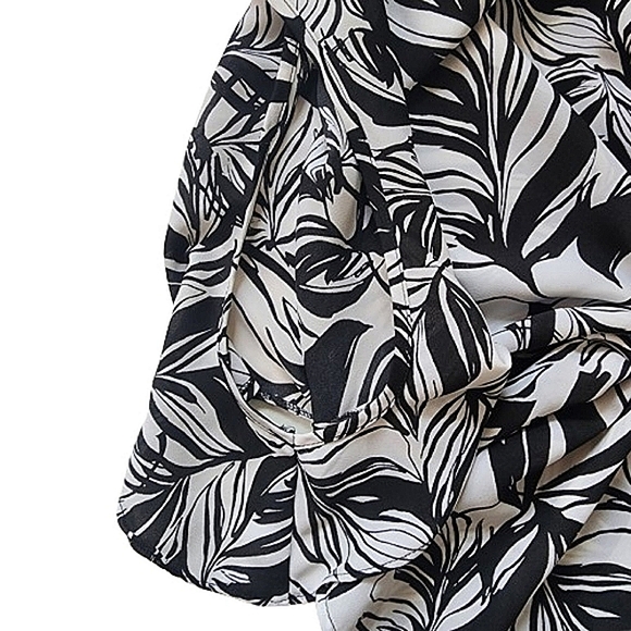 Mossimo Black & White Baby Doll Abstract Cold Shoulder Flutter Leaf Blouse - Picture 7 of 7